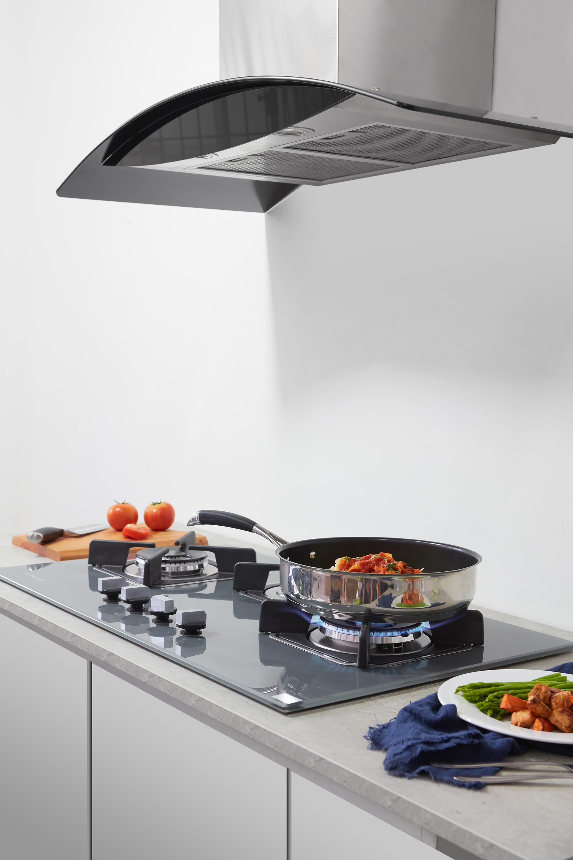 Hình ảnh sử dụng thực tế máy hút mùi áp tường MC7018HS kết hợp cùng bếp gas Malloca AS9603DG