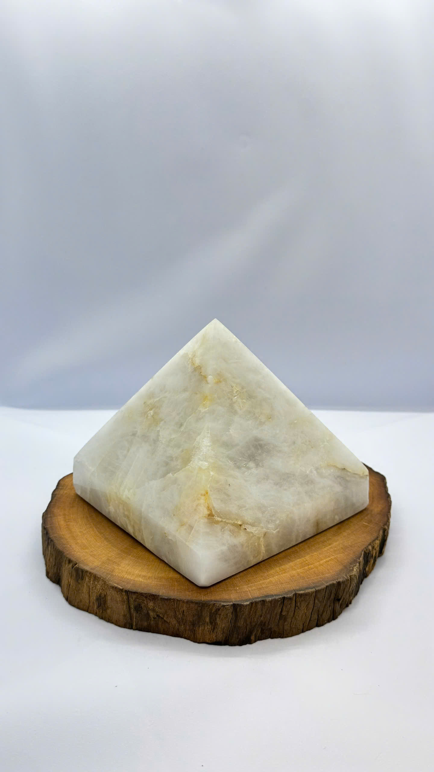 Kim Tự Tháp Đá Thạch Anh