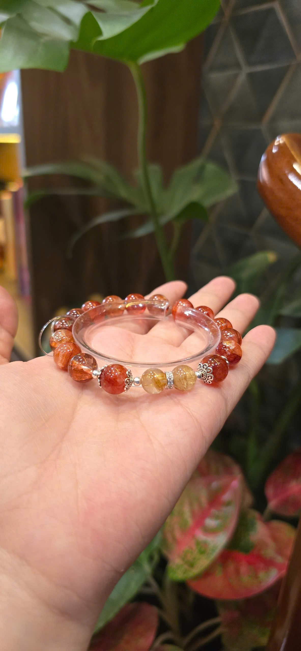Vòng ưu linh đỏ 10mm mix tóc vàng 5A, charm bạc 925
