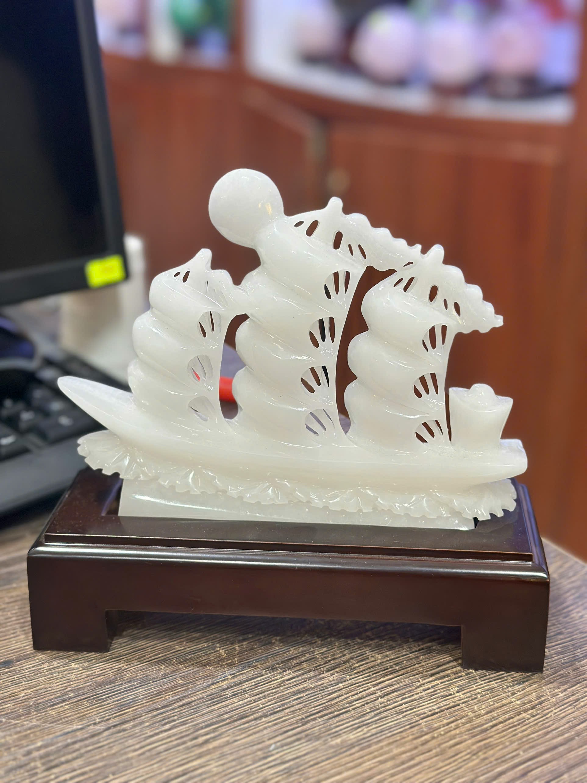 Tác Phẩm Thuận Buồm Xuôi Gió Ngọc onix trắng - Quà tặng phong thủy đầy ý nghĩa