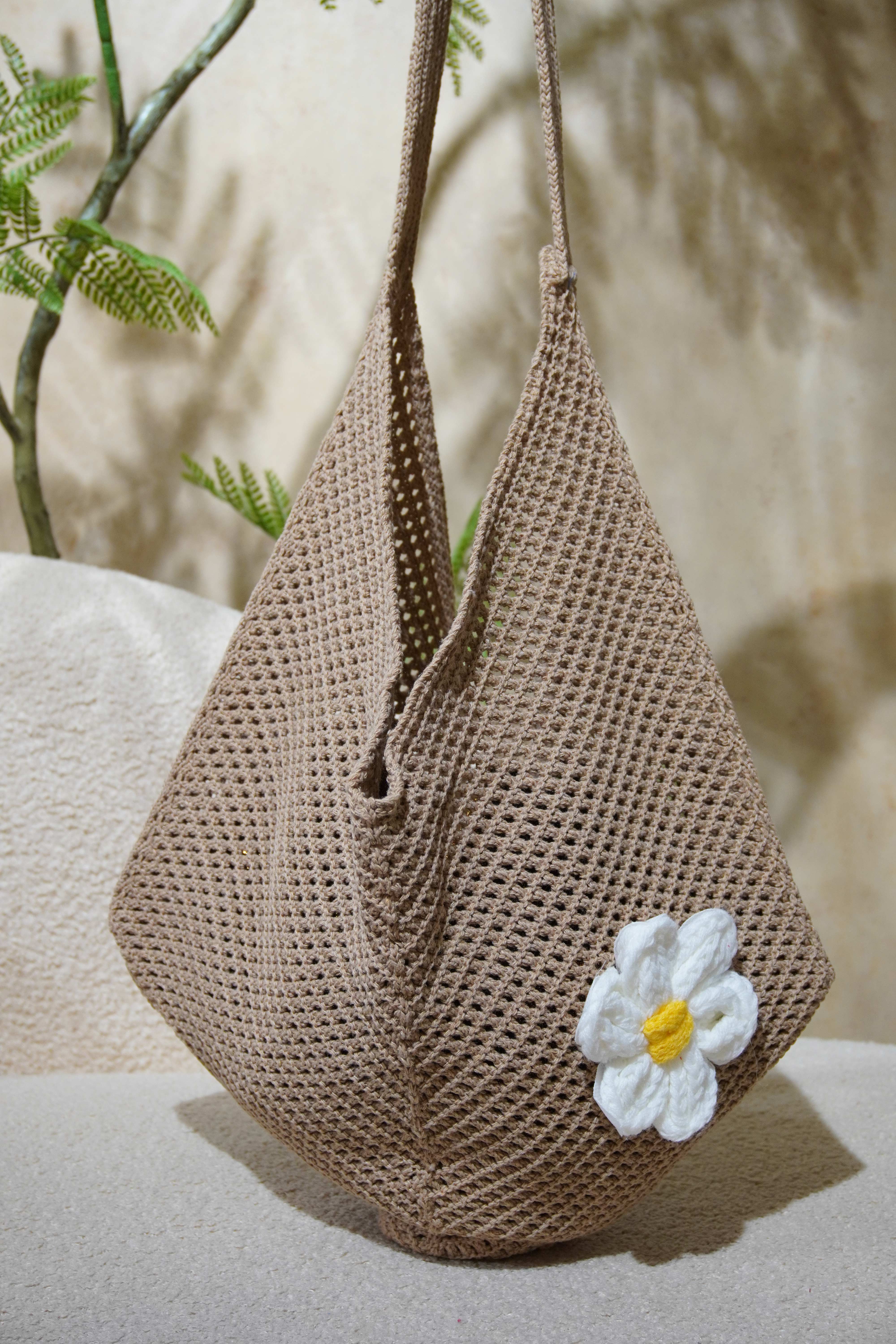 Túi đan đính hoa