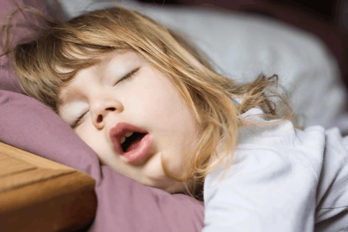 Thói quen ngủ mở miệng dễ khiến cổ họng bị khô bị nằm máy lạnh