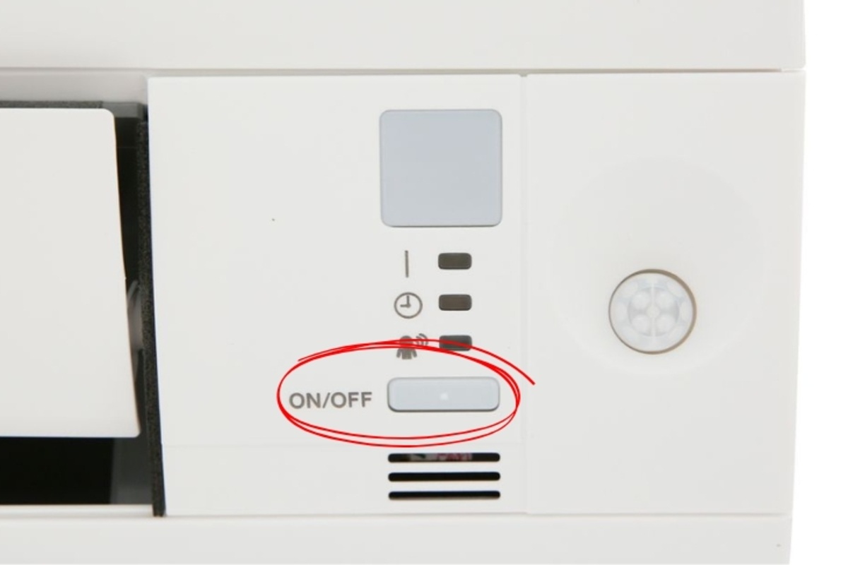 Sử dụng nút reset trên dàn lạnh