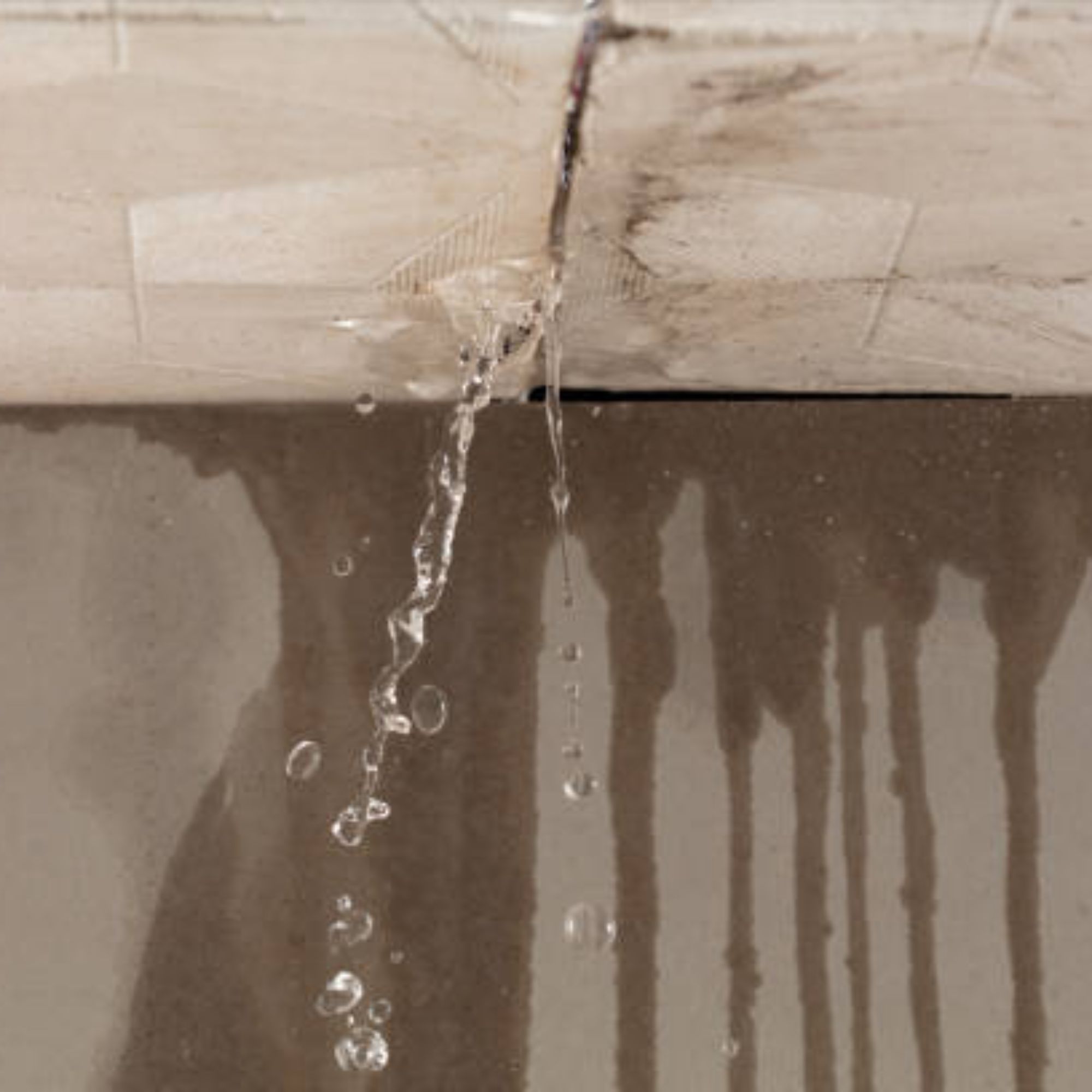 Tại sao nhà bạn vừa xây xong đã bị thấm nước? Nguyên nhân nằm ở đâu?