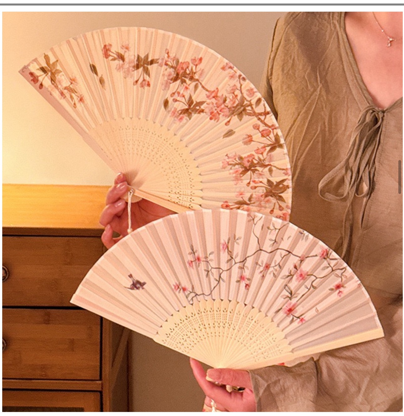 Quạt Giấy Cổ Trang Trắng Hoa