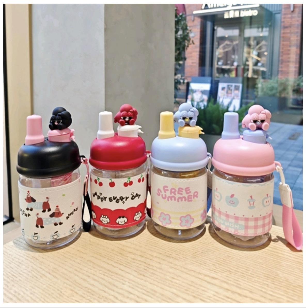 Bình Nước Nhựa Charm Hoa Xụ Mặt 600ml