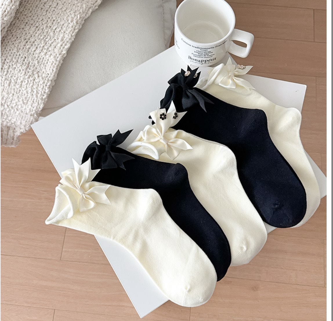 Vớ Nơ Sau Trắng Đen