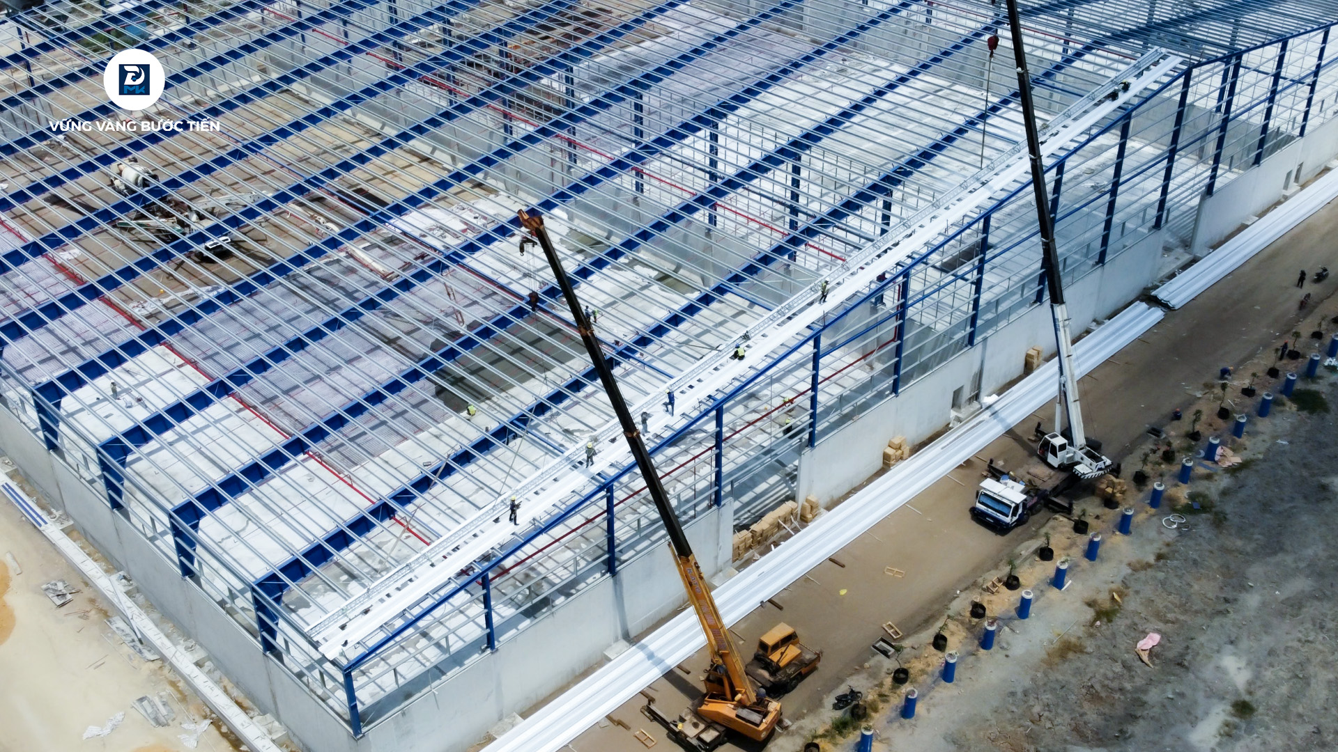 NGÀY ĐẦU TIÊN CẤT NÓC CHO KHO SỐ 1 CẢNG HỒNG LONG - TIẾN TỚI HOÀN THÀNH KHO BÃI GIAI ĐOẠN 1