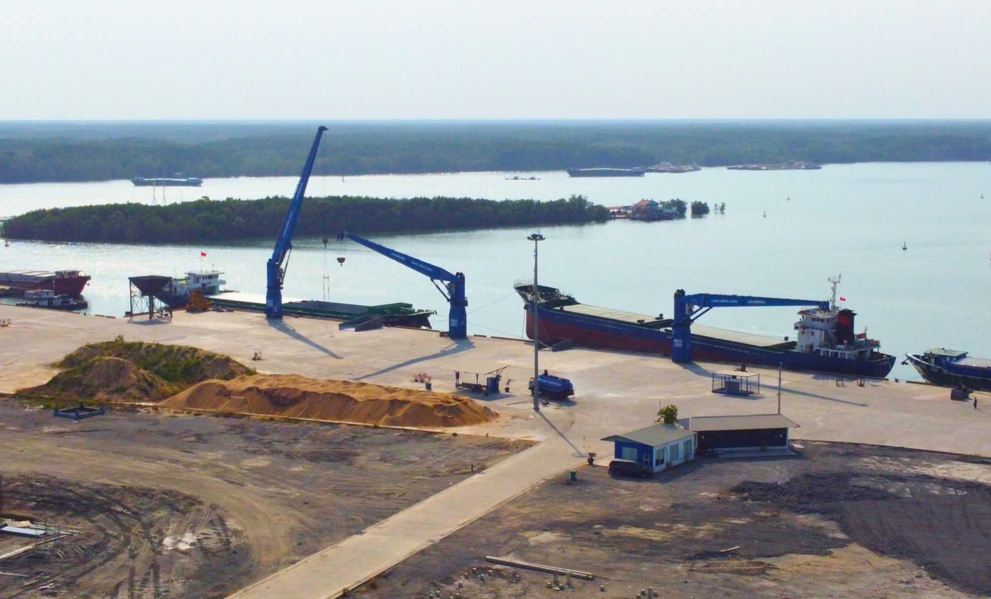 CẢNG BIỂN TP.HCM TRONG CHIẾN LƯỢC VƯƠN TẦM QUỐC TẾ ĐỘNG LỰC TỪ CỤM CẢNG CÁI MÉP – THỊ VẢI VÀ VAI TRÒ CỦA CẢNG HỒNG LONG TRONG CHUỖI LOGISTICS