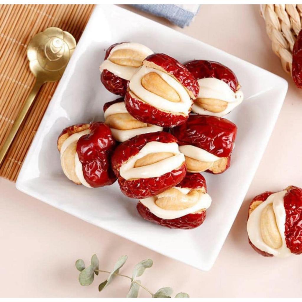 Táo Đỏ Tân Cương Kẹp Hạt Điều Sữa Lạc Đà Paofu – Thơm Ngon, Đậm Vị, Thưởng Thức Chuẩn Gu