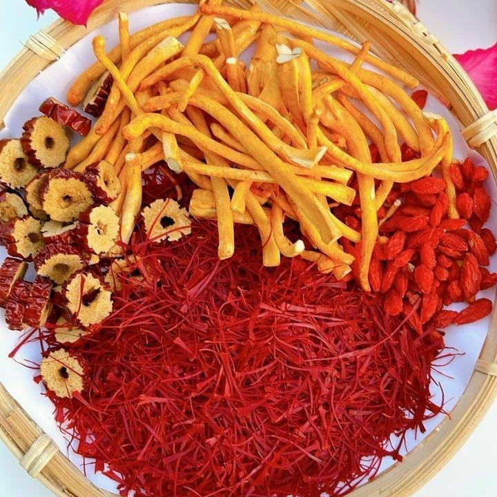 Mật Ong Thủ Công Ngâm Saffron & Đông Trùng – Hũ Đẹp, Thơm Mát, Quà Tặng Ý Nghĩa