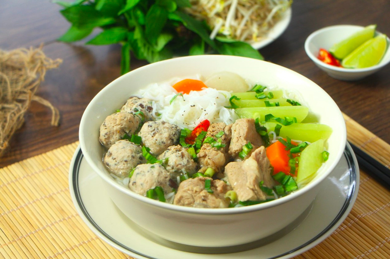 Nấu bún dọc mùng thanh đạm, hấp dẫn để giải nhiệt