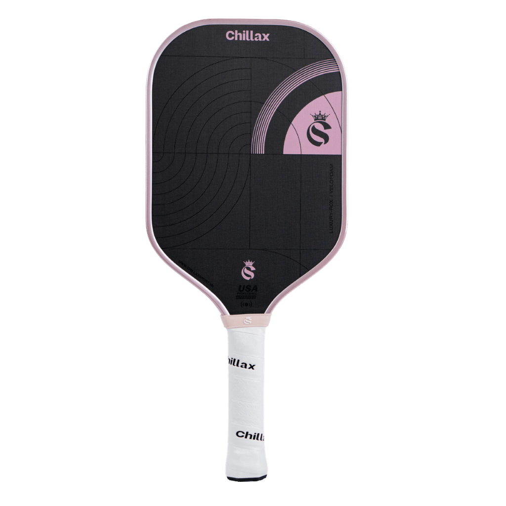 Vợt pickleball Chillax Stryker Prime bản màu hồng, mặt carbon đen, dáng Elongated thon dài, cán trắng