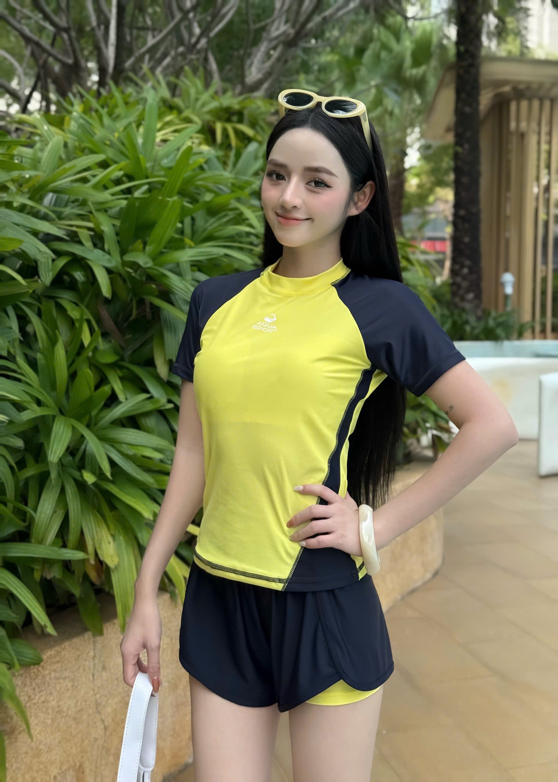 S32 Bộ Đồ Bơi Thể Thao Nữ - Áo Cộc Tay Phối Quần Đùi Kép Năng Động (Vàng/Xanh Đen) image 5
