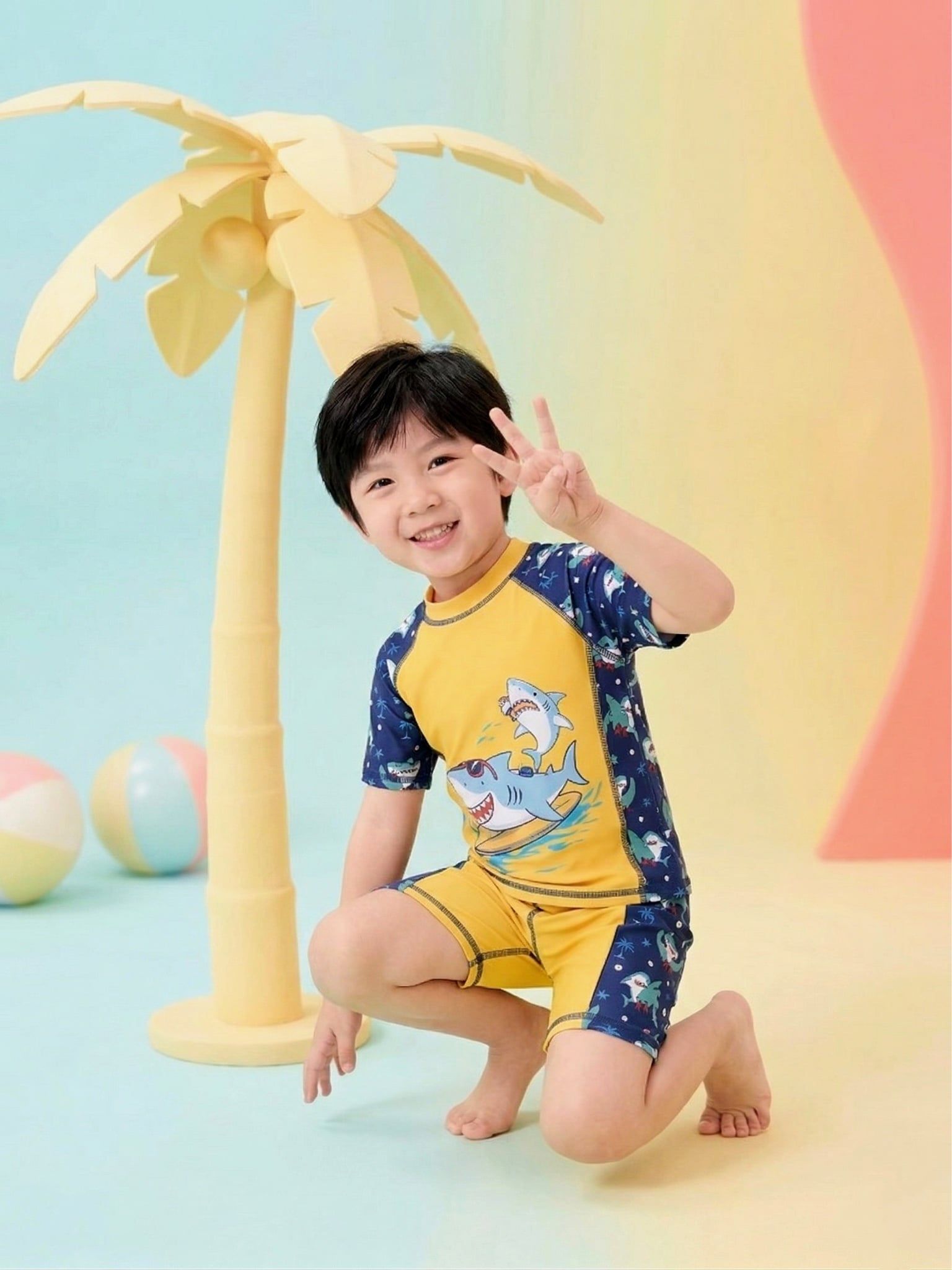 T32 set bơi bé trai tay ngắn quần đùi cá mập vàng image 4