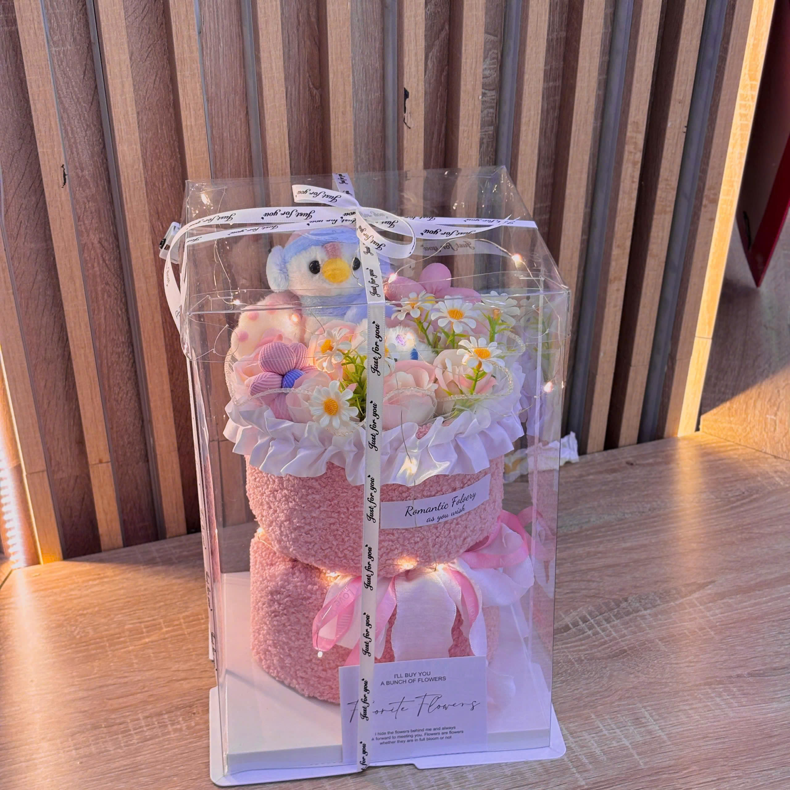 Bó hoa gấu bông kèm hộp mika siêu dễ thương làm quà tặng bạn bè người yêu