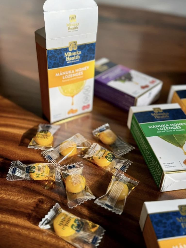 KẸO NGẬM MẬT ONG MANUKA Health Honey Lozenges VỊ LÝ CHUA ĐEN (Blackcurrant), CHANH, GỪNG, KEO ONG (Propolis), 65g (15v)