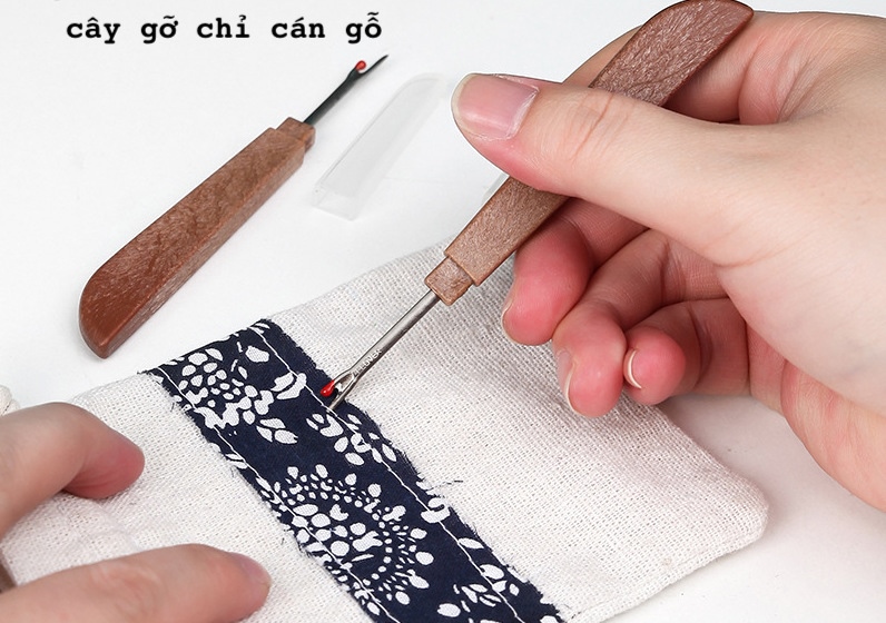 1 Cây gỡ chỉ cán gỗ