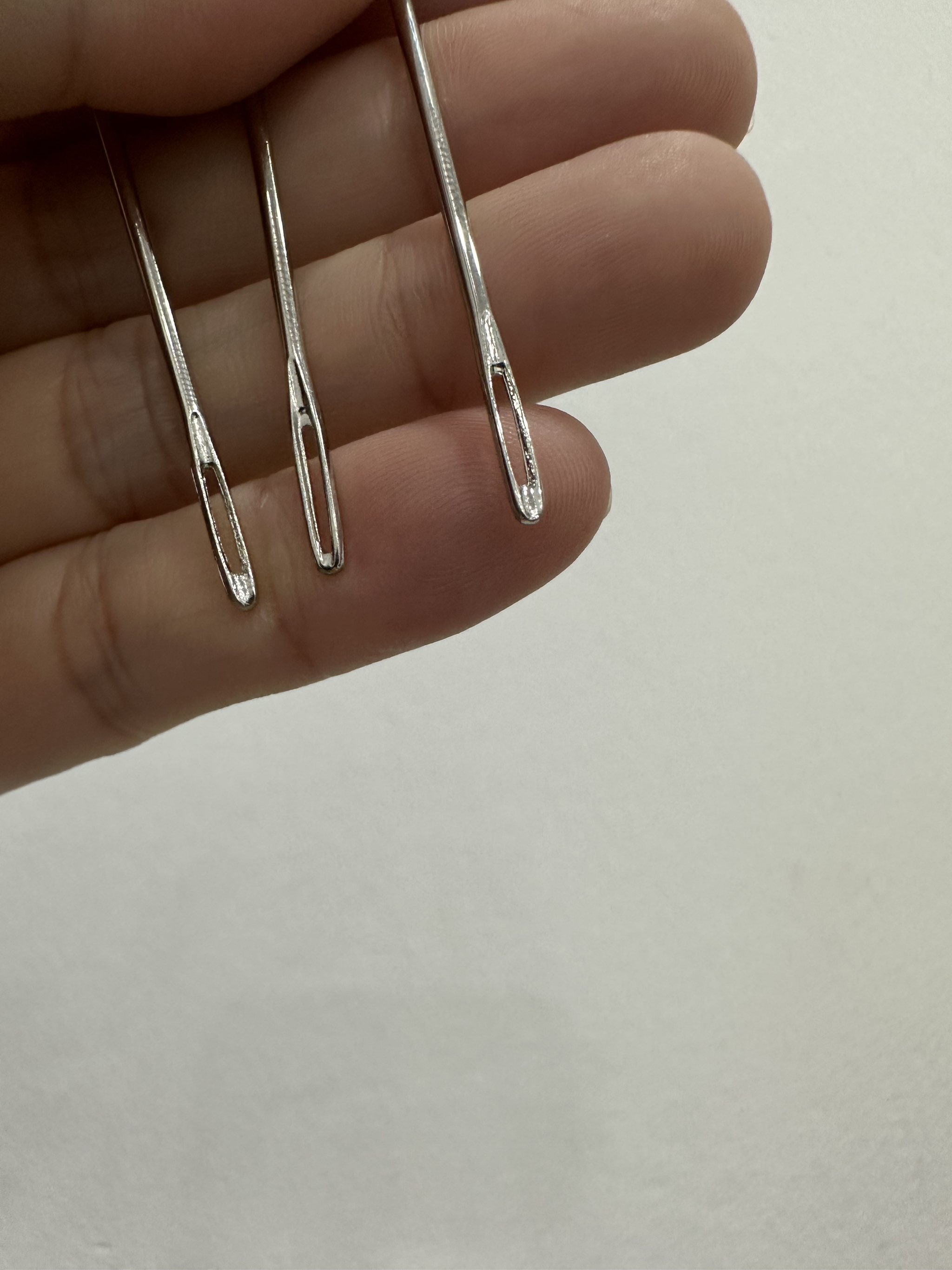 1 chiếc kim khâu inox