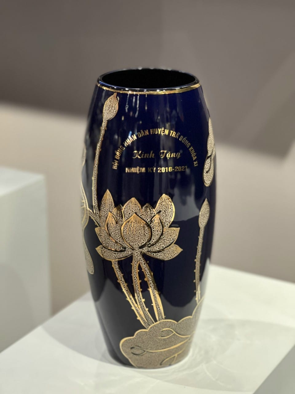 Bình sứ men màu vàng kim