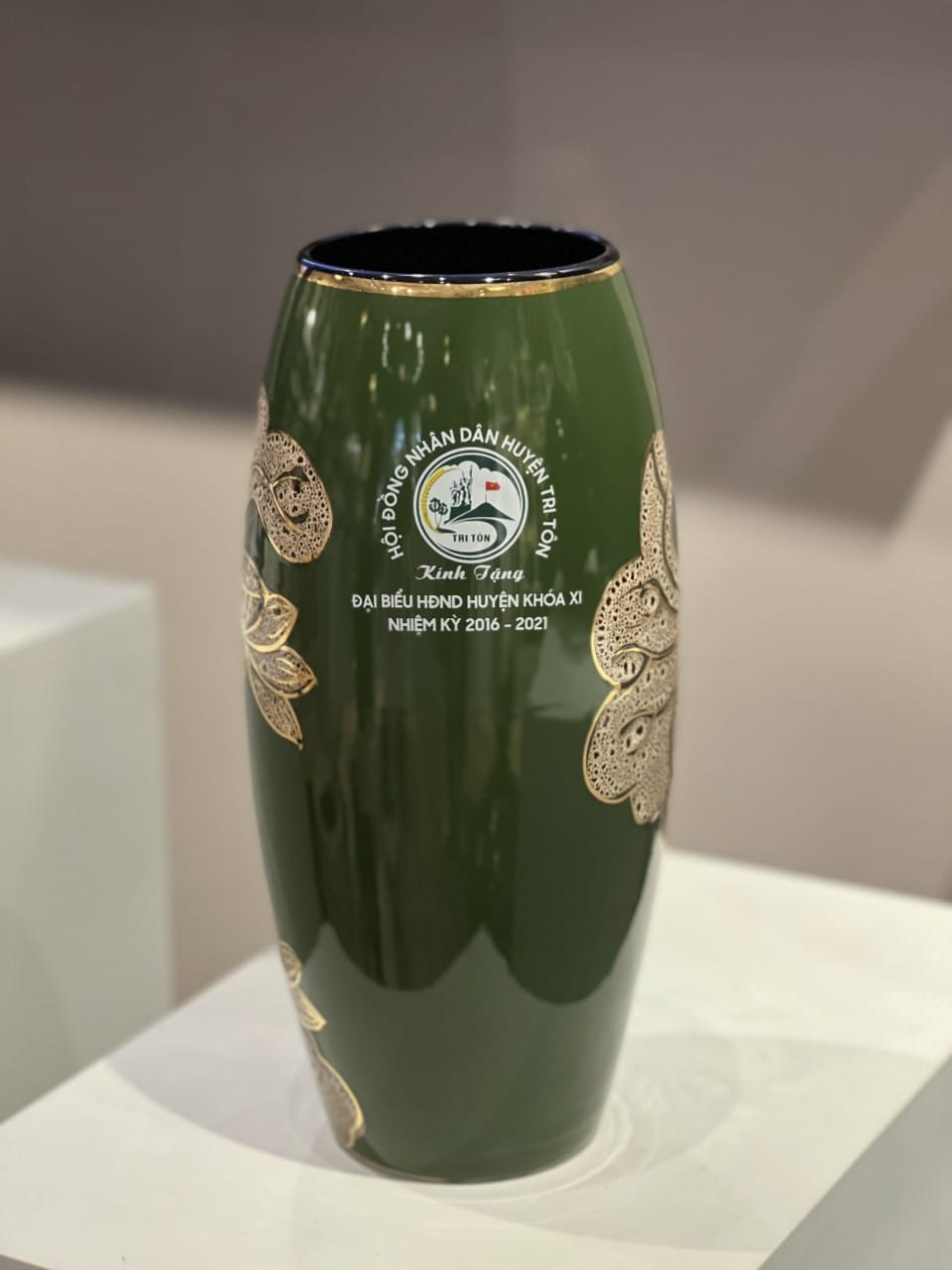 Bình sứ men màu vàng kim