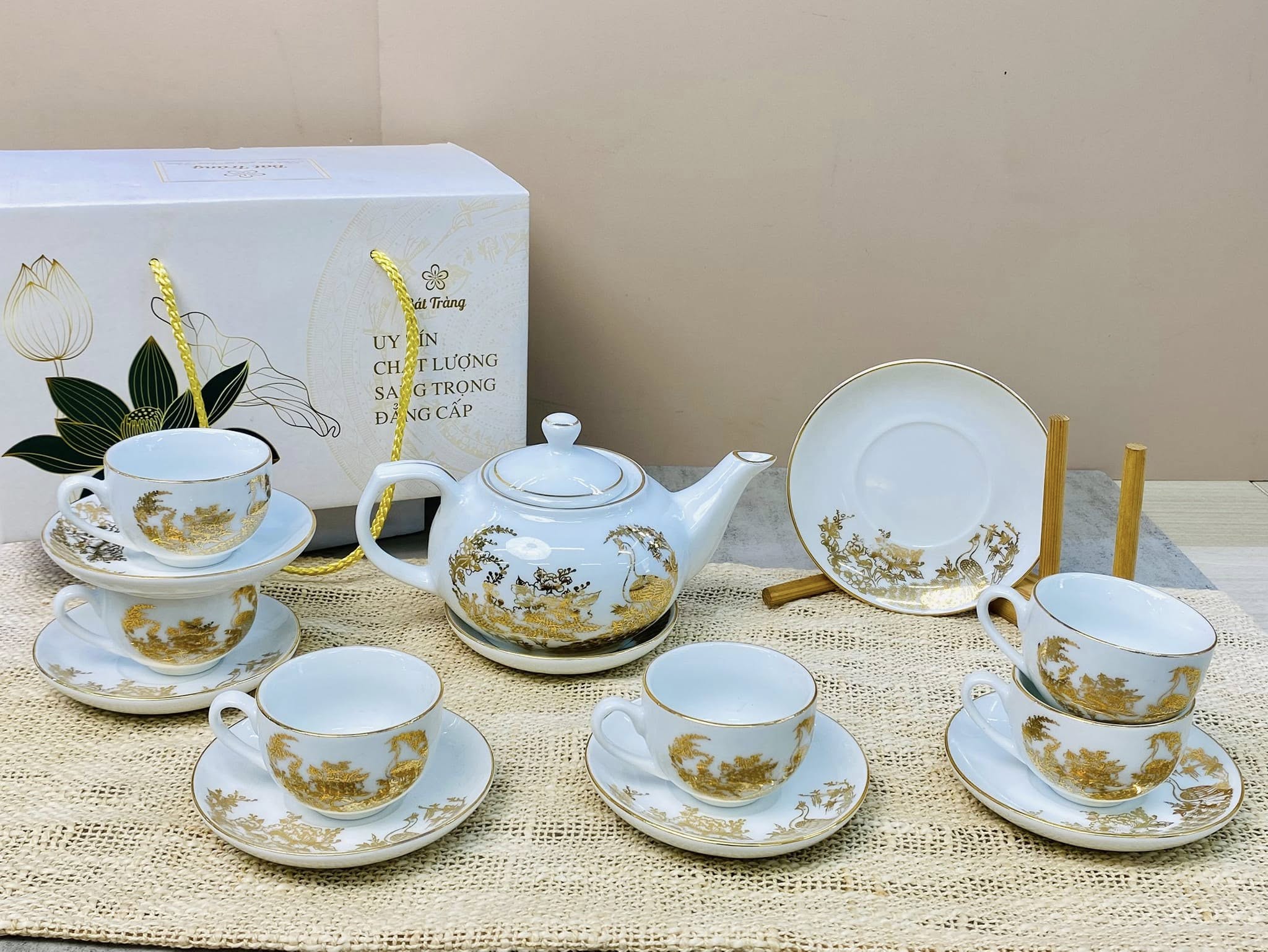 Bộ ấm chén in cảnh vàng kim