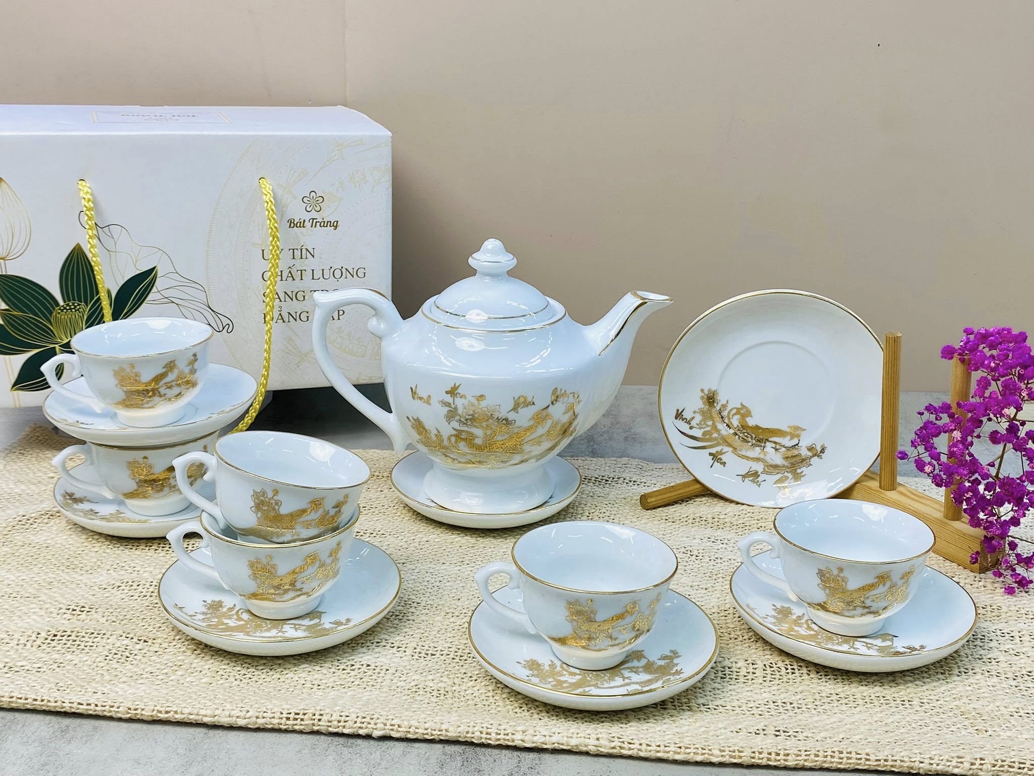 Bộ ấm chén in cảnh vàng kim