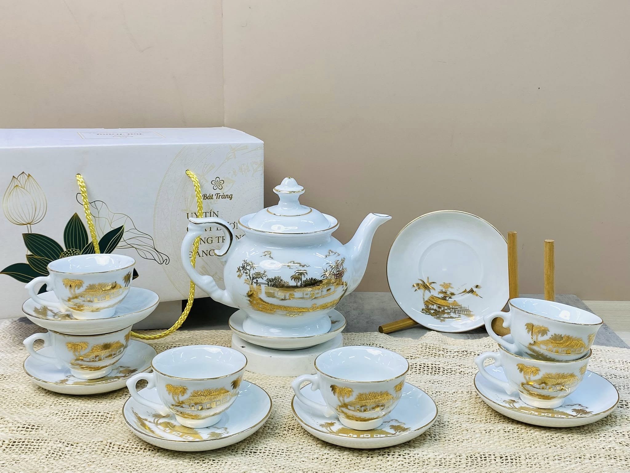 Bộ ấm chén in cảnh vàng kim