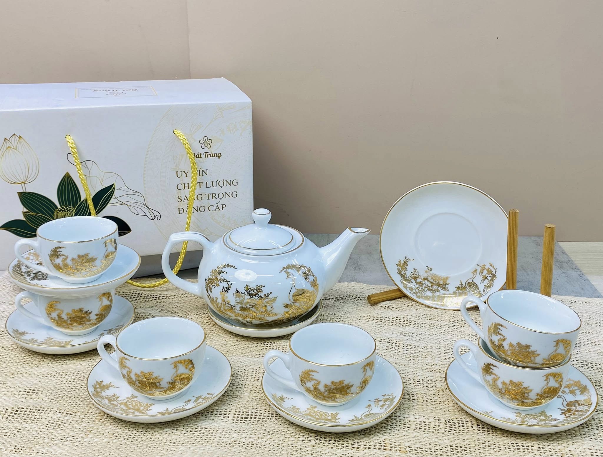 Bộ ấm chén in cảnh vàng kim