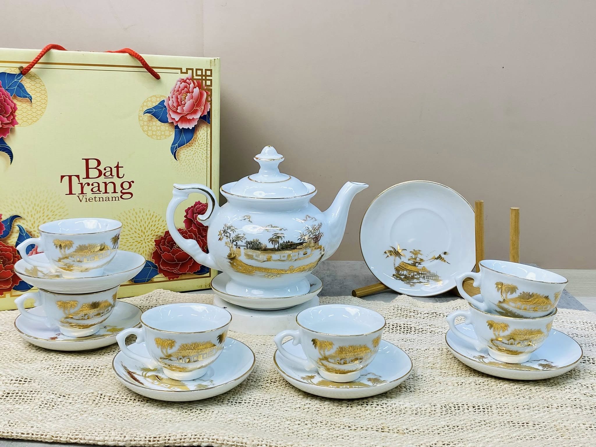 Bộ ấm chén in cảnh vàng kim