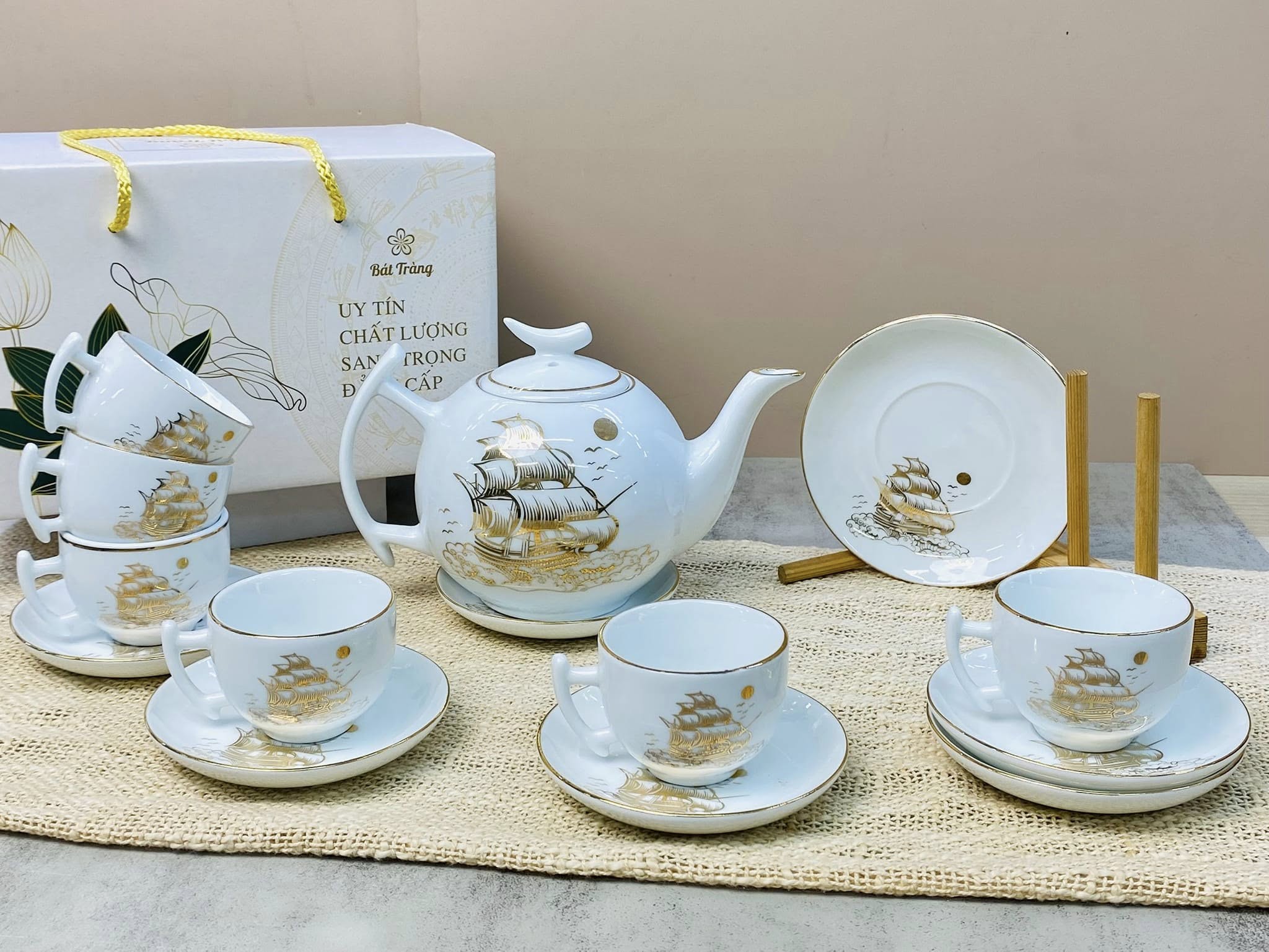 Bộ ấm chén in cảnh vàng kim