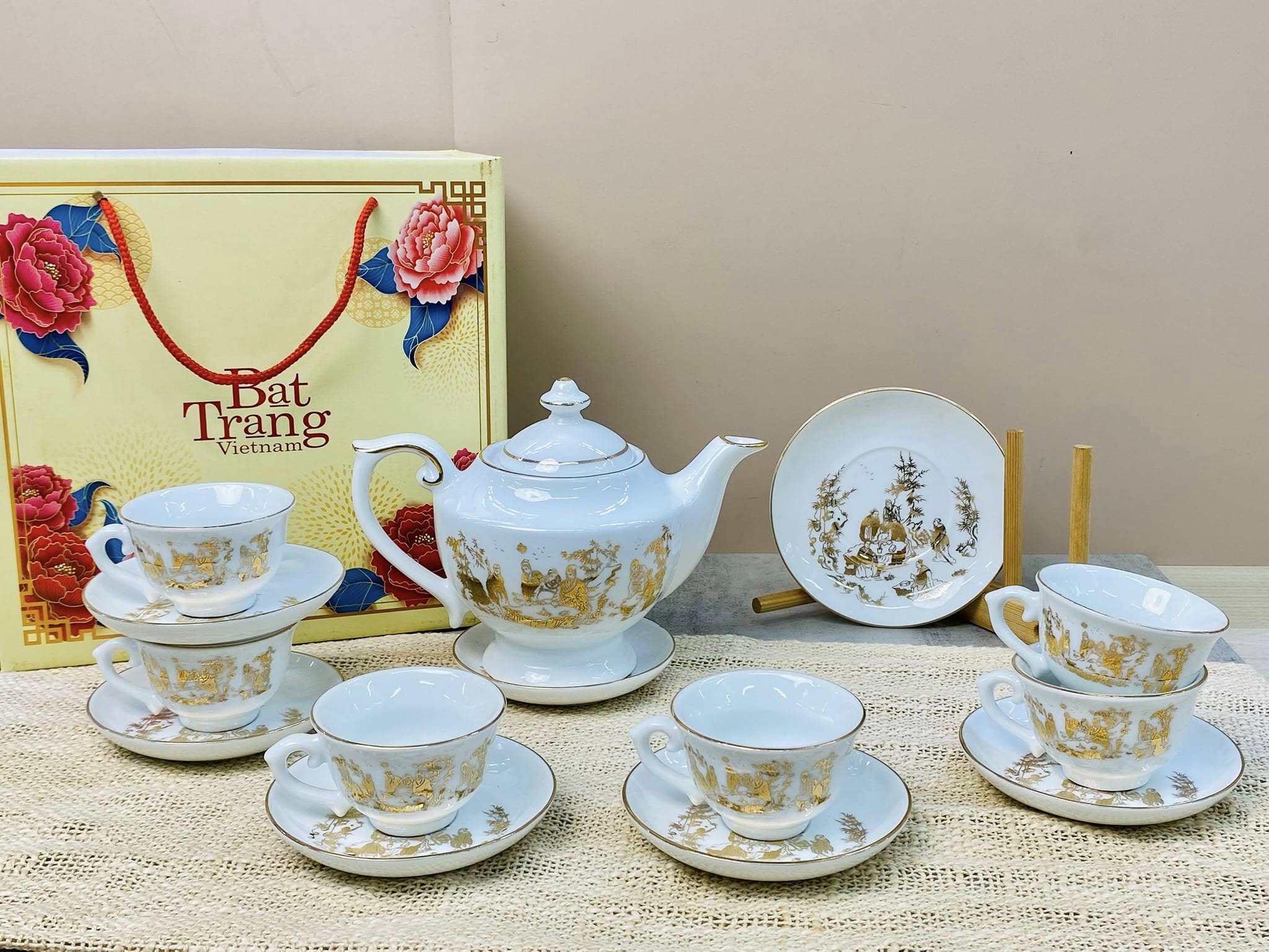 Bộ ấm chén in cảnh vàng kim