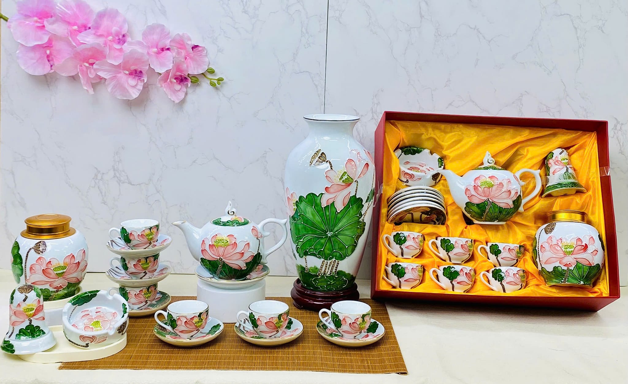 Bộ ấm chén hoa sen vân nổi