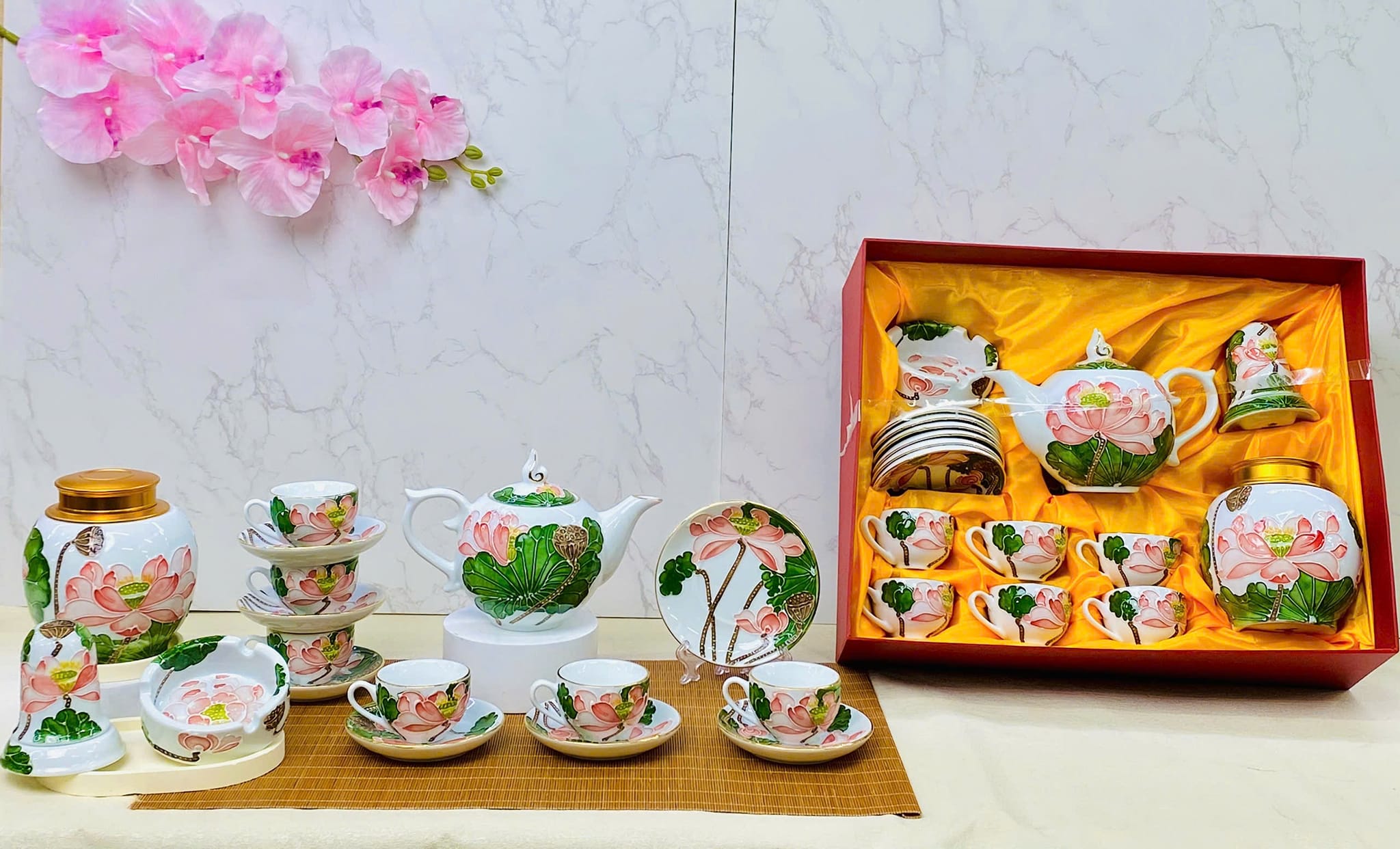 Bộ ấm chén hoa sen vân nổi