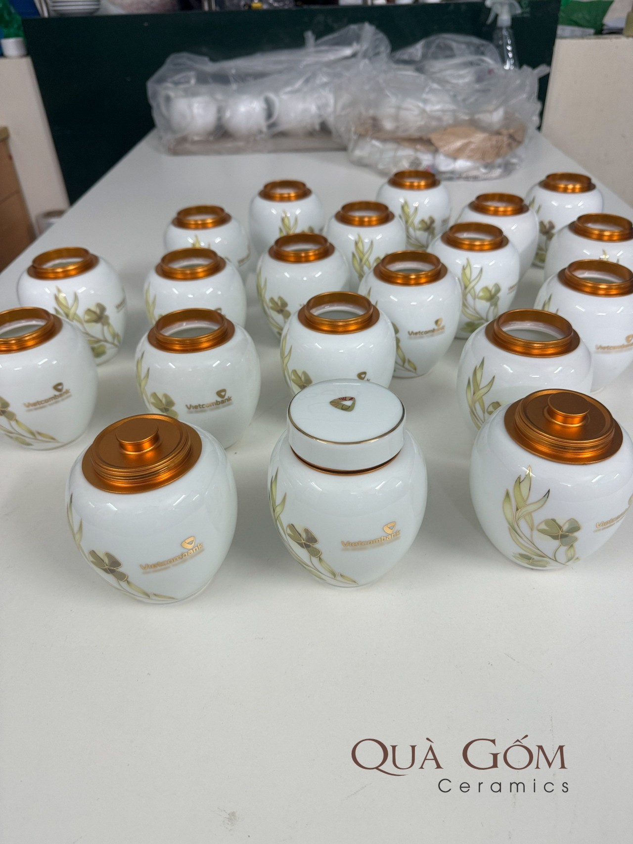 Bình đựng trà sứ Vietcombank