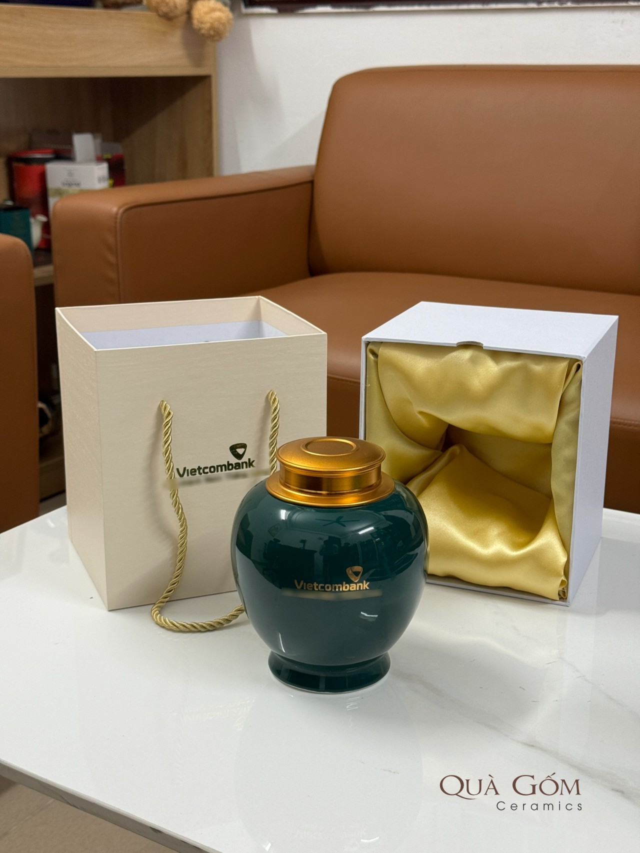 Bình đựng trà sứ men xanh lá Vietcombank