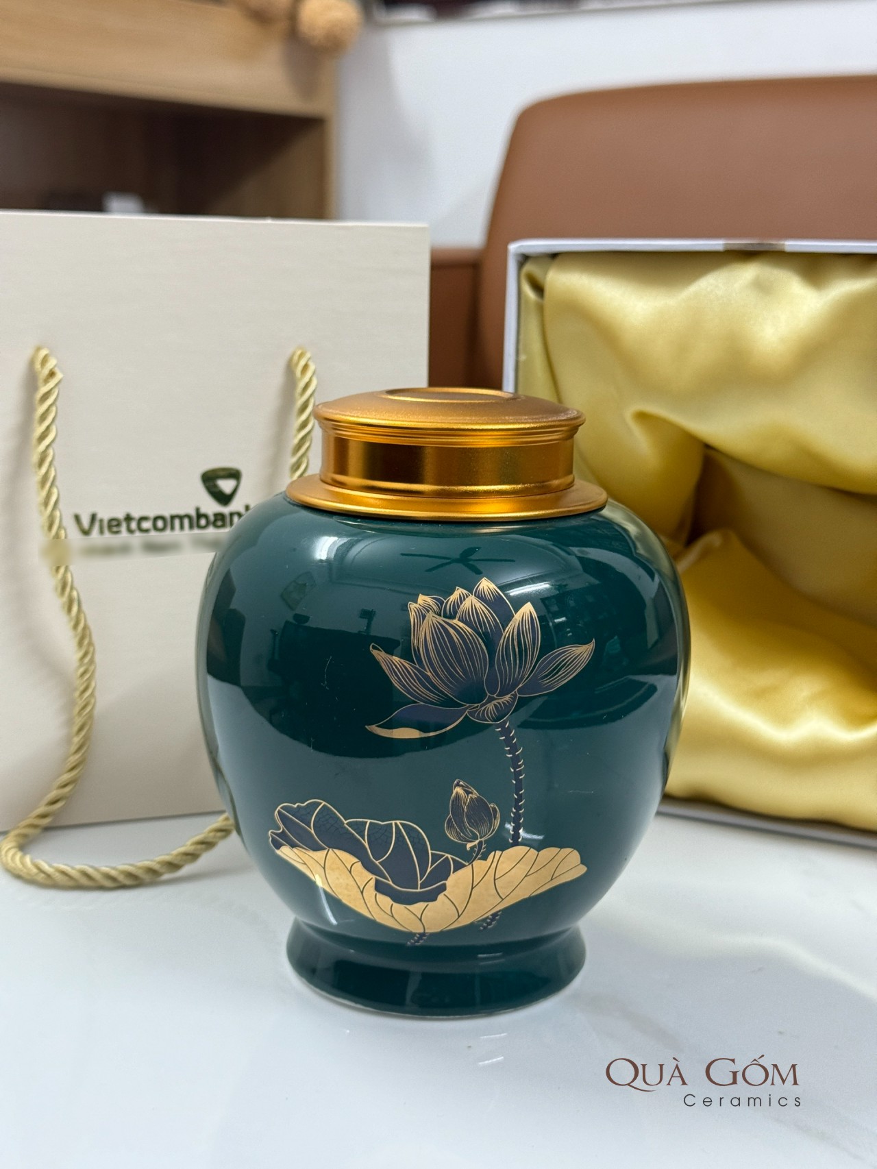 Bình đựng trà sứ men xanh lá Vietcombank
