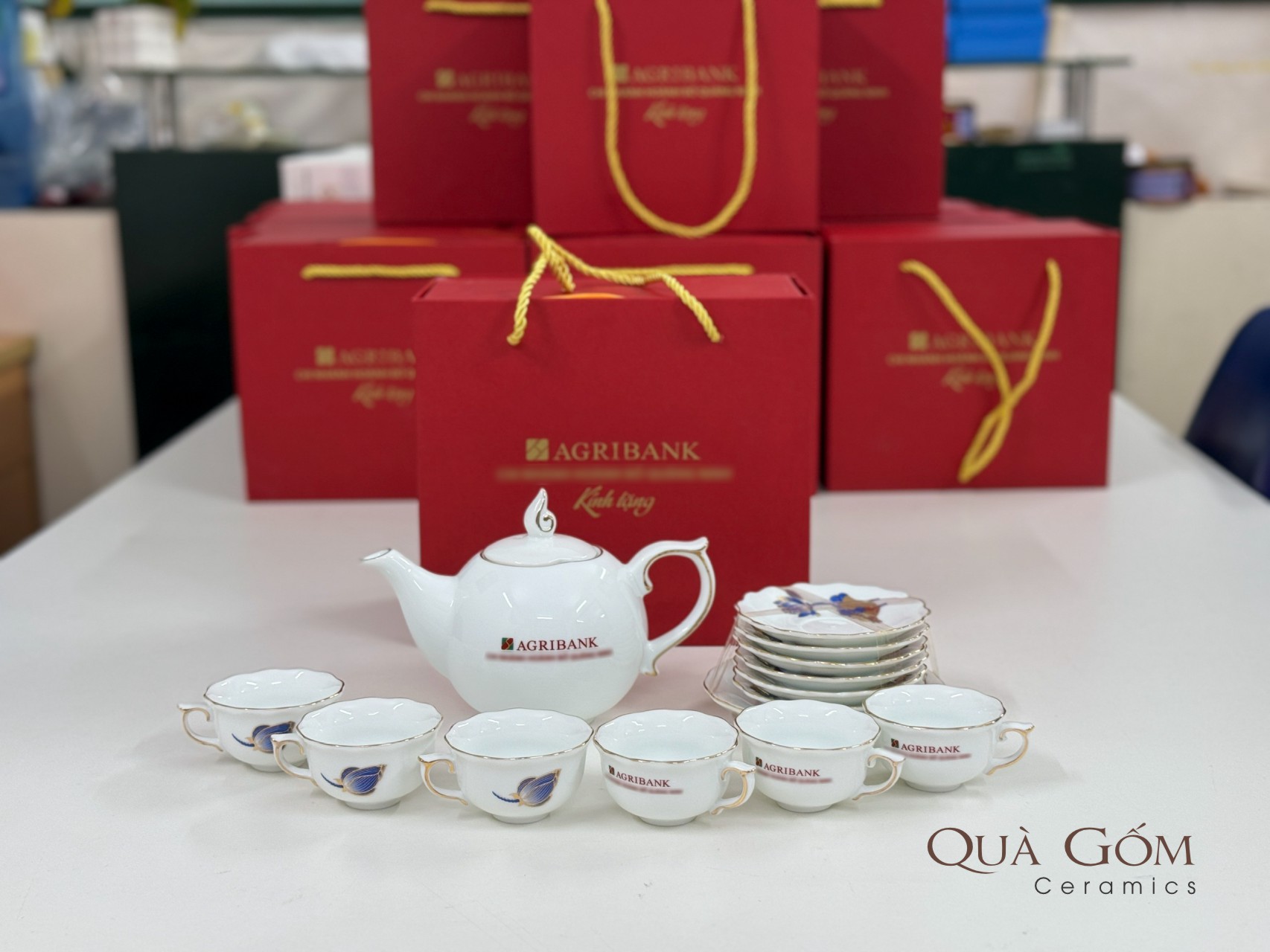 Bộ ấm chén mẫu đơn sen xanh vàng kim Agribank