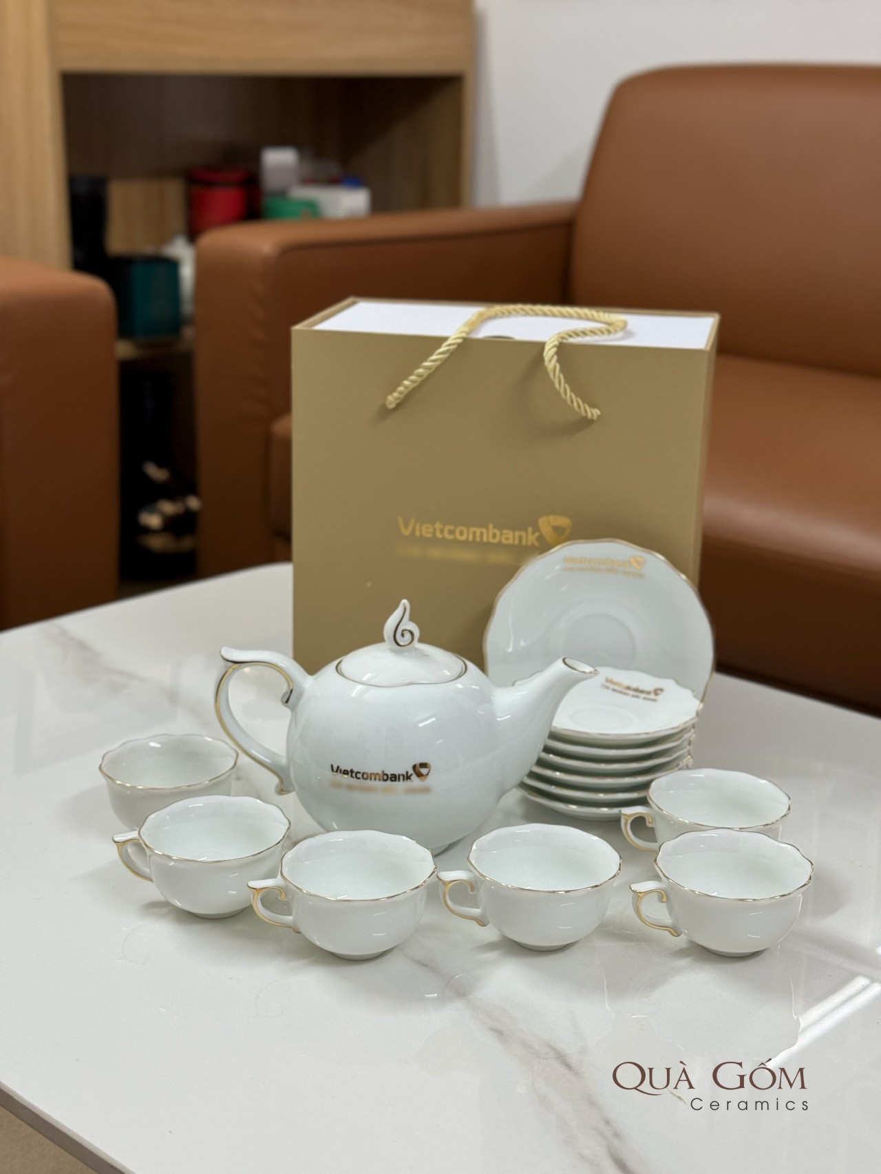 Bộ ấm chén trắng mẫu đơn viền vàng Vietcombank
