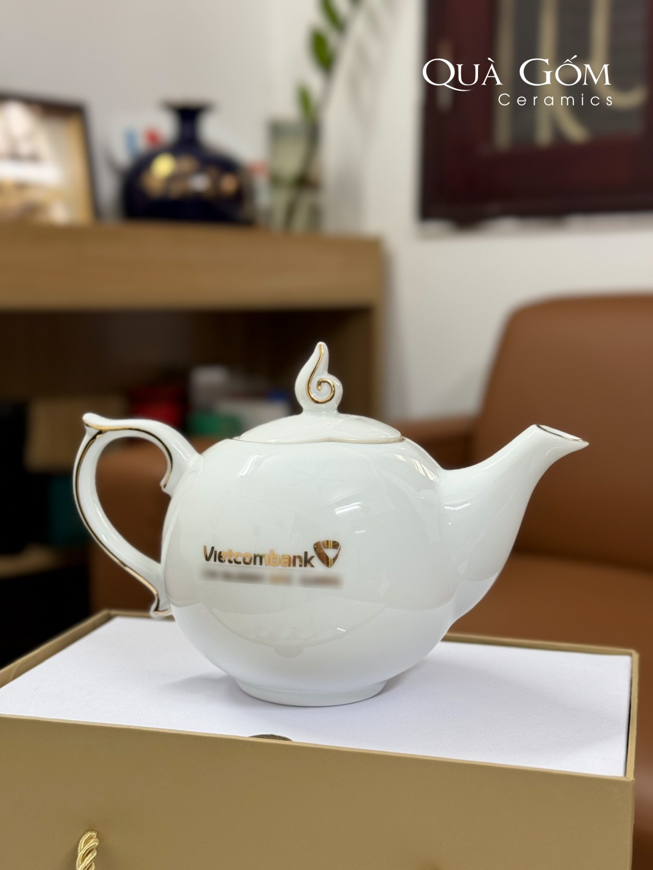Bộ ấm chén trắng mẫu đơn viền vàng Vietcombank