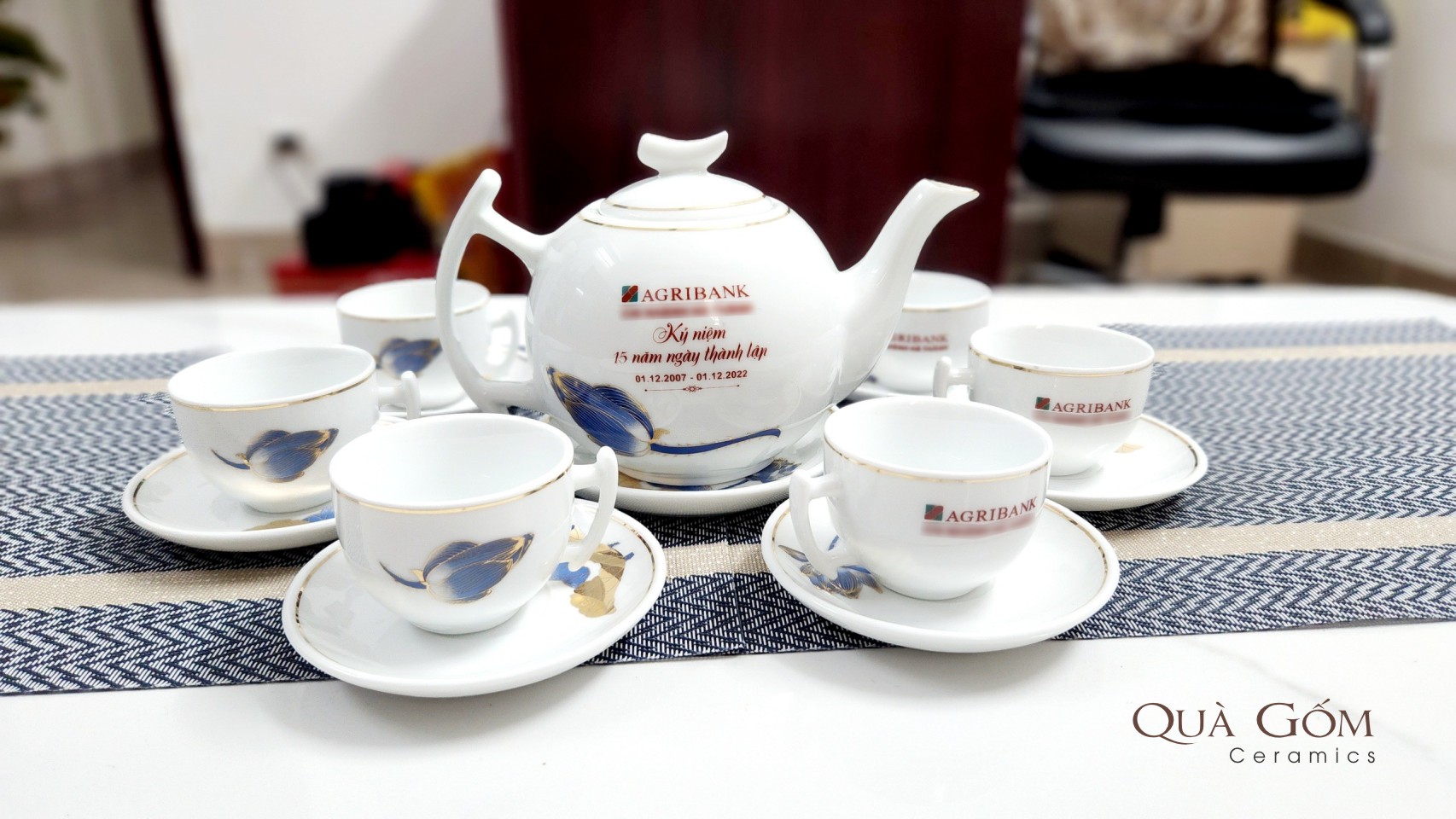 Bộ ấm chén chén sen xanh chỉ vàng Agribank