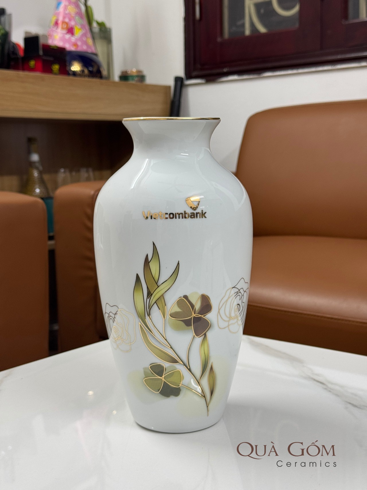 Lọ hoa sứ họa tiết vàng kim Vietcombank