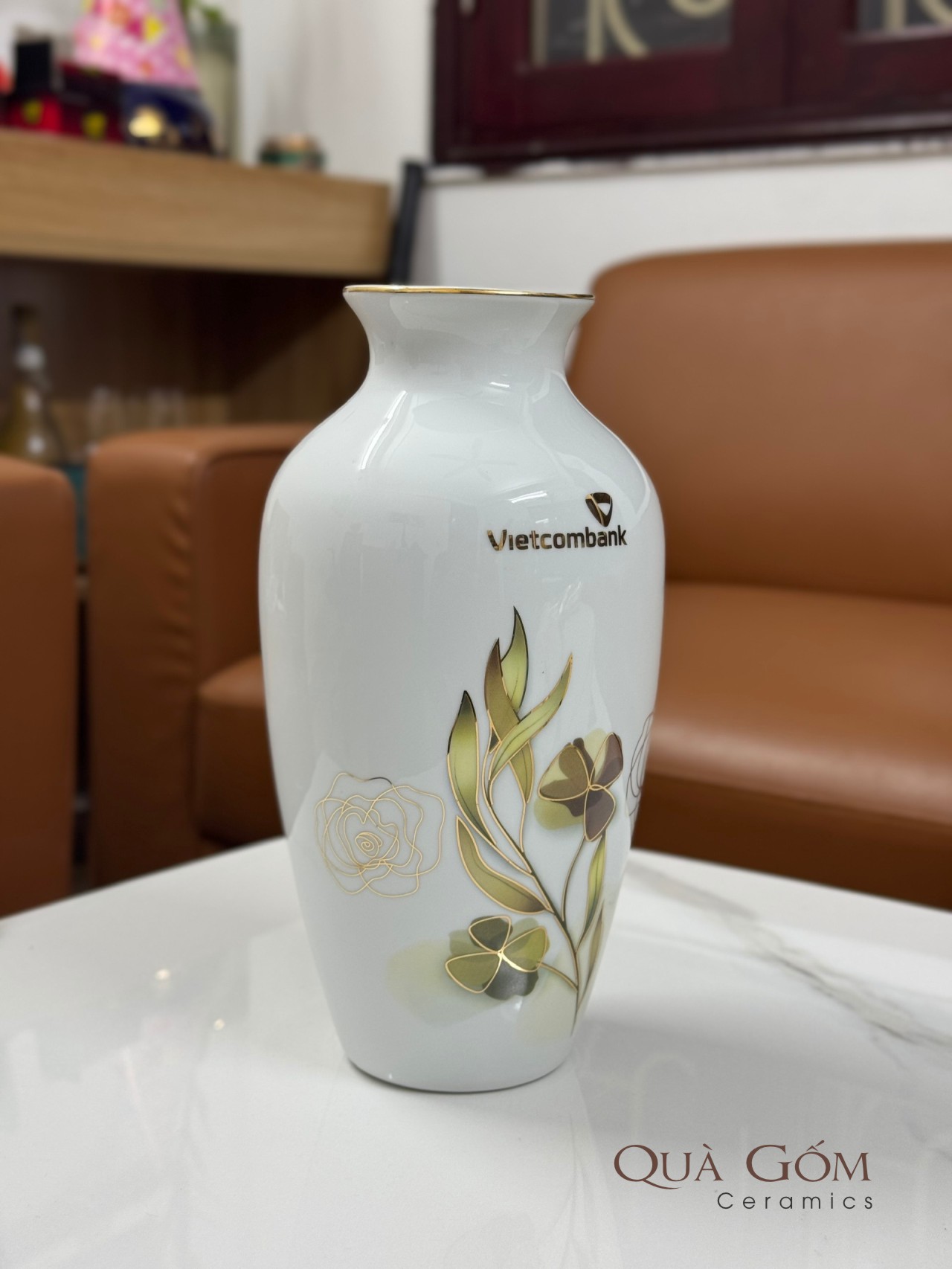 Lọ hoa sứ họa tiết vàng kim Vietcombank