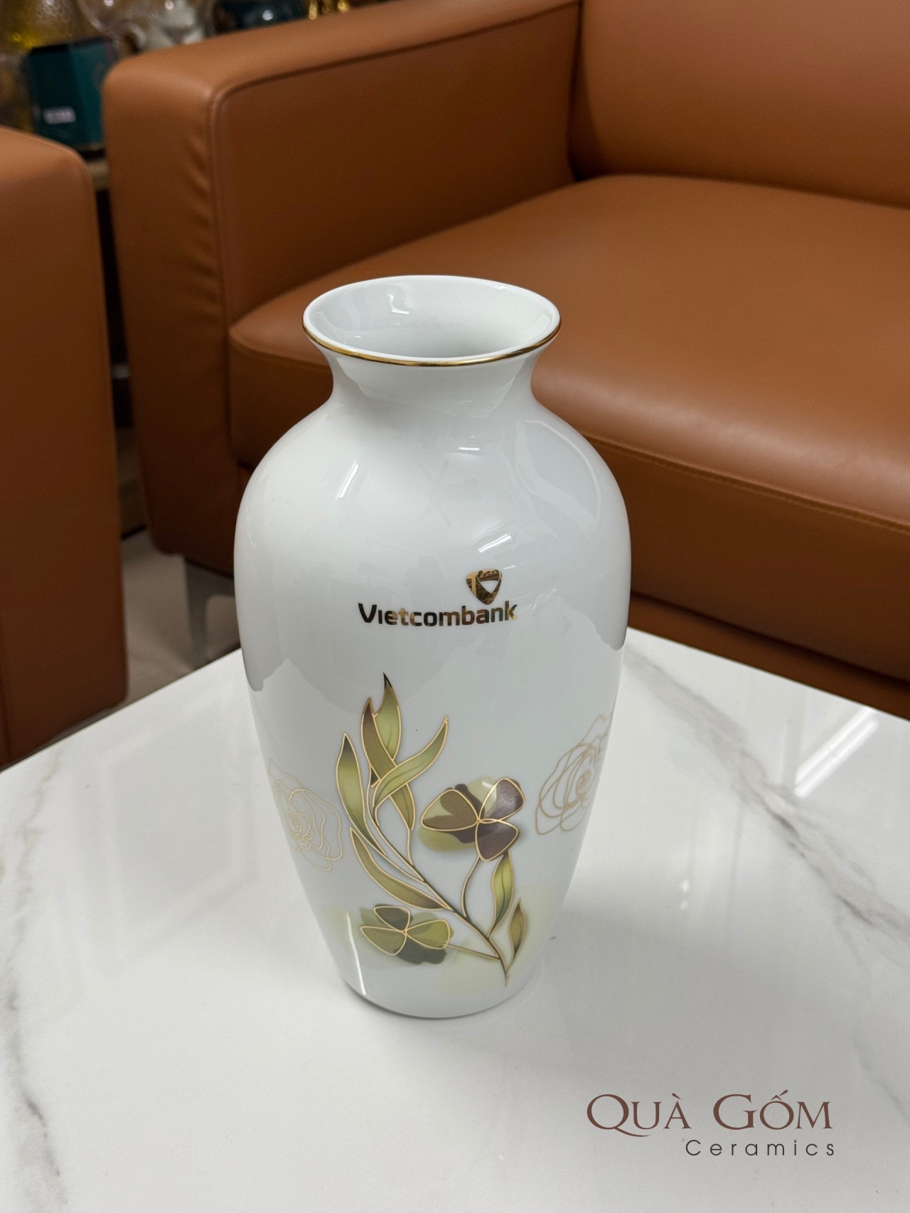 Lọ hoa sứ họa tiết vàng kim Vietcombank