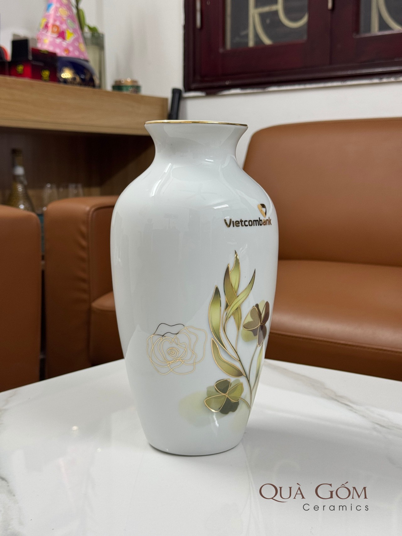 Lọ hoa sứ họa tiết vàng kim Vietcombank
