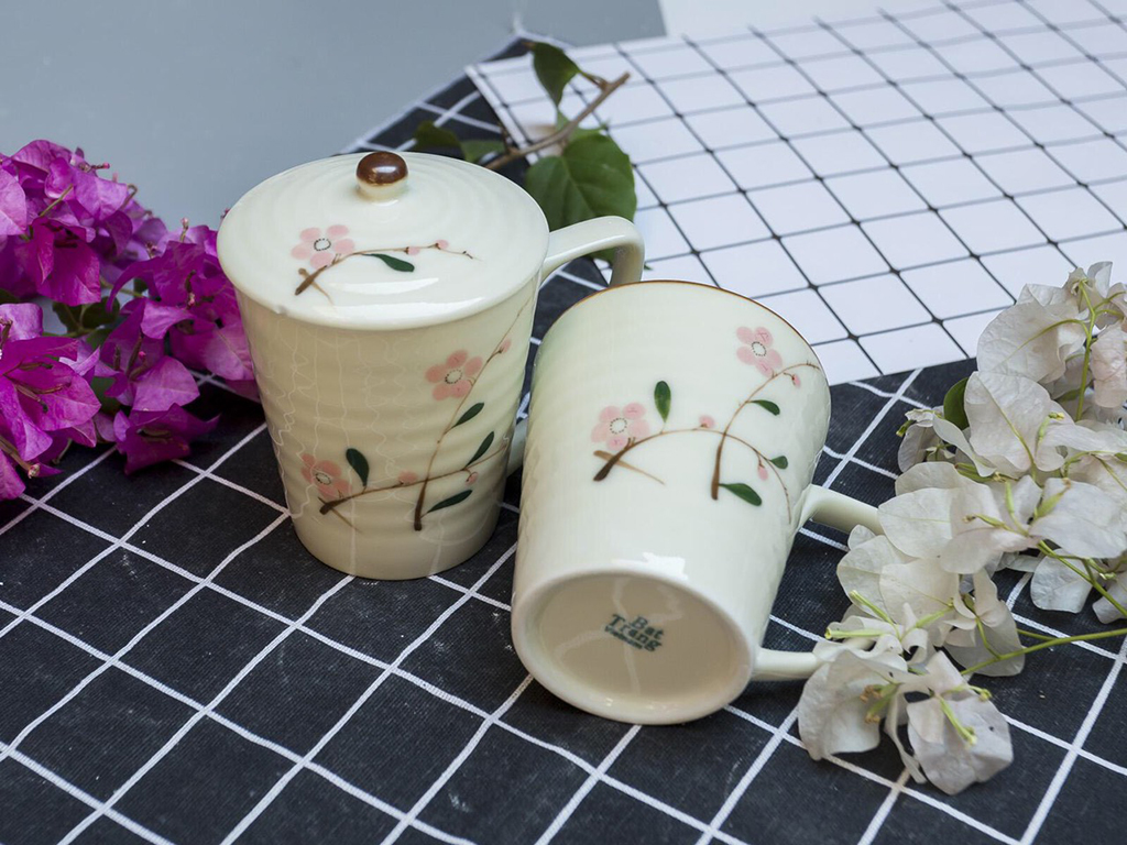 Cốc sứ có nắp in hoa