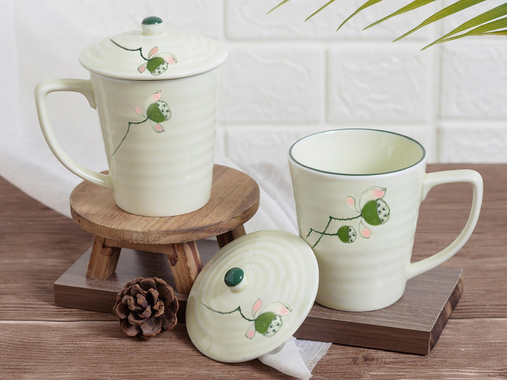 Cốc sứ có nắp in hoa