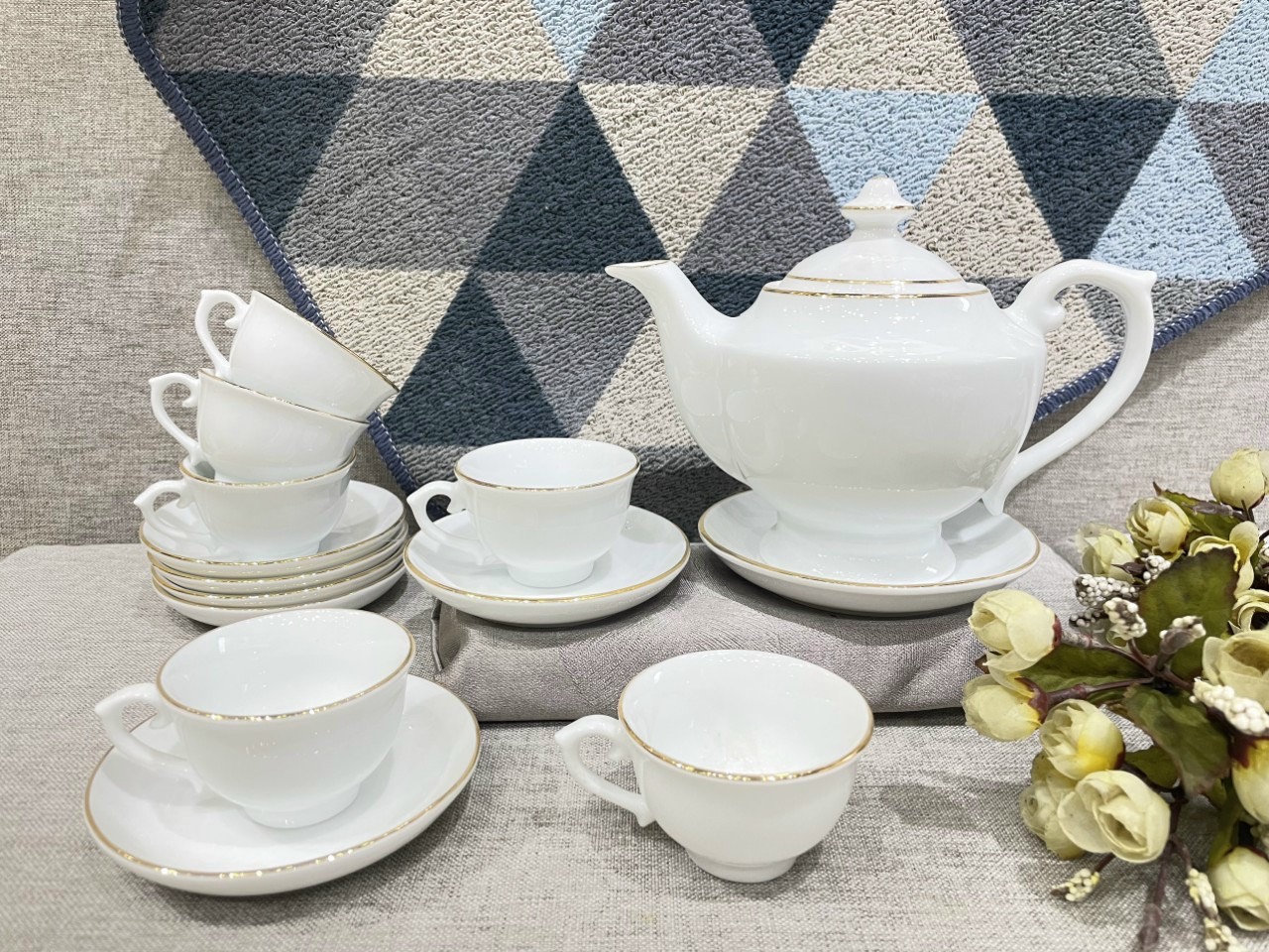 Bộ ấm chén trắng viền chỉ vàng