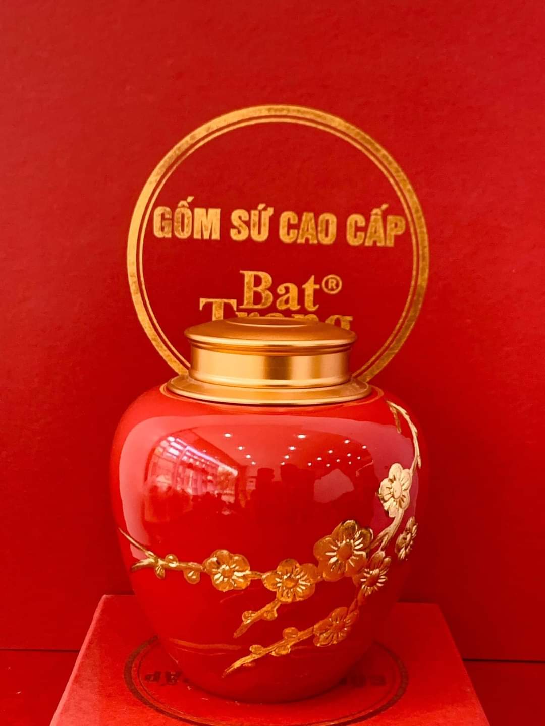 Bình trà sứ hoa nổi in vàng kim