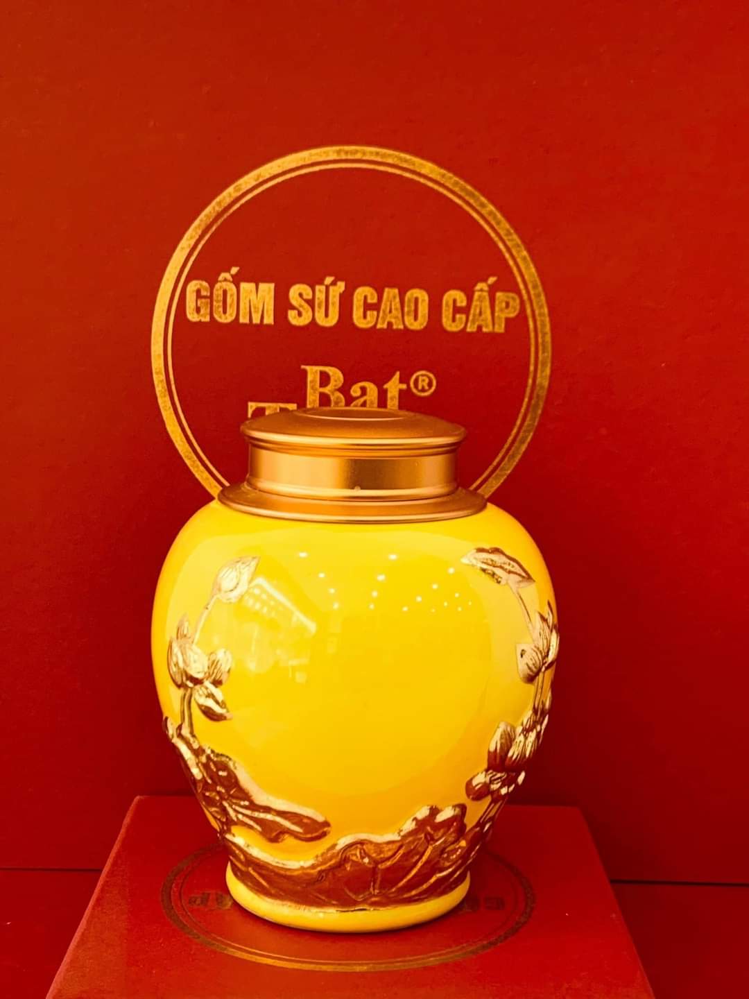 Bình trà sứ hoa nổi in vàng kim